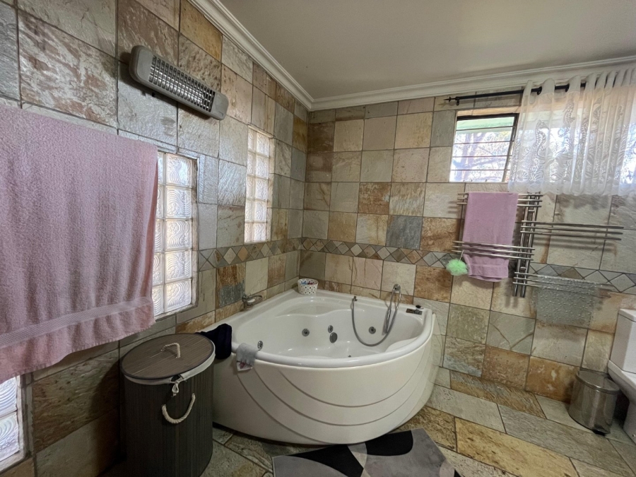 4 Bedroom Property for Sale in Lindequesdrif North West